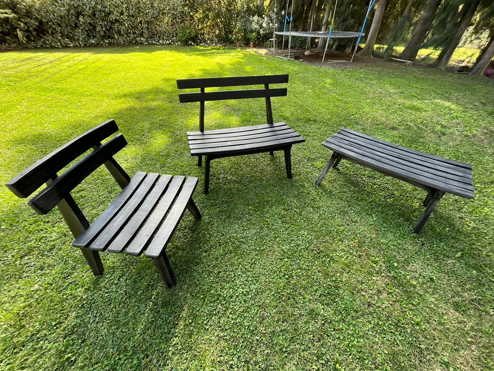 Set de bancas y silla de jardín pintadas en negro, fabricadas con madera recuperada