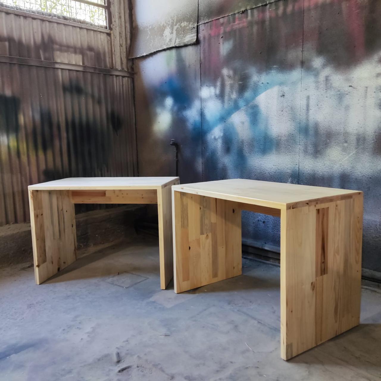 Dos mesas de madera recuperada de pallets, terminación natural, en espacio industrial