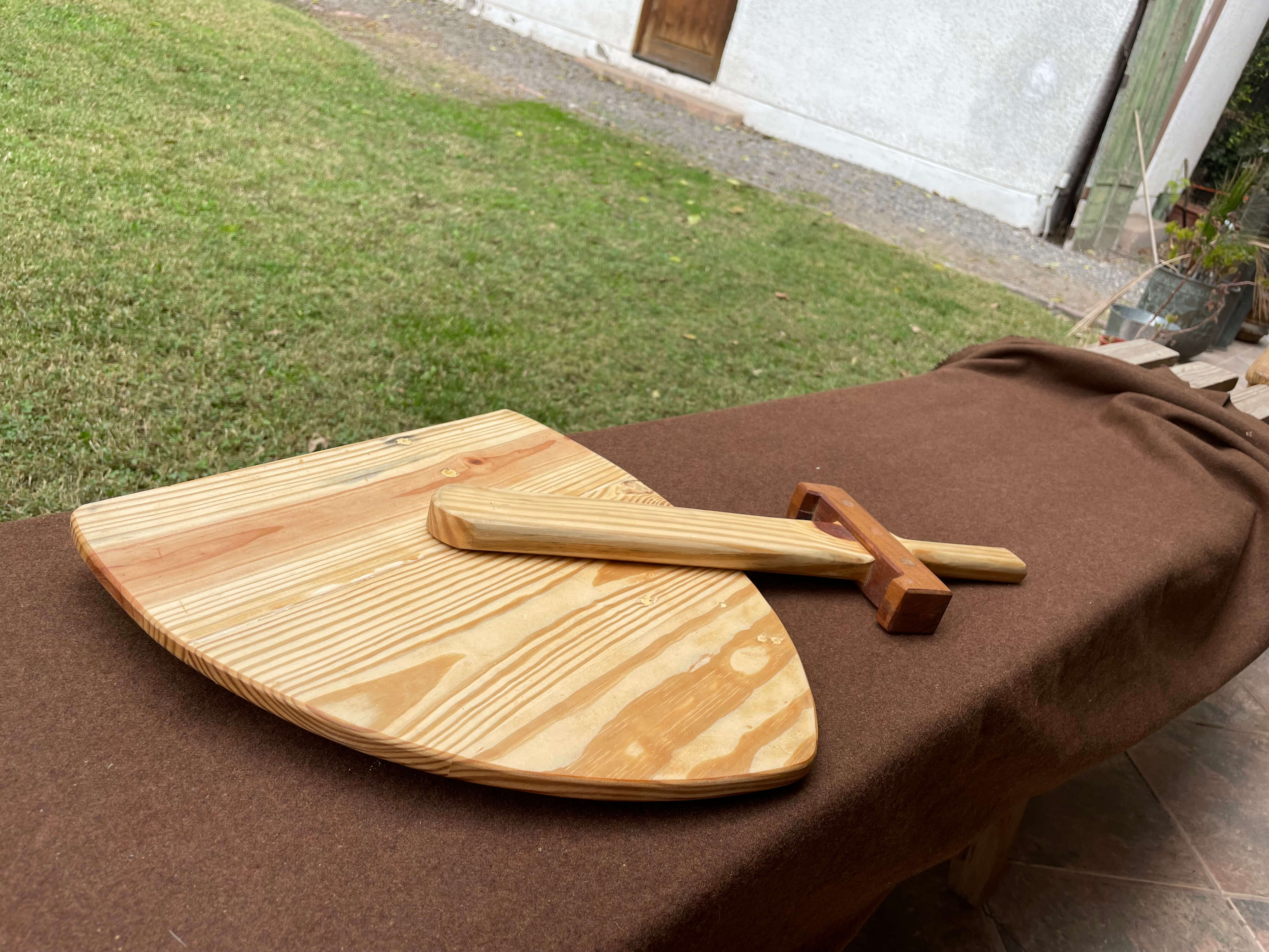 Tablas de picar artesanales en forma de pala, elaboradas con madera recuperada y acabado natural